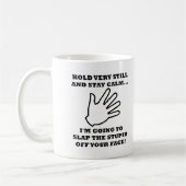Frappe l'imbécillité avec humour Mug (Gauche)