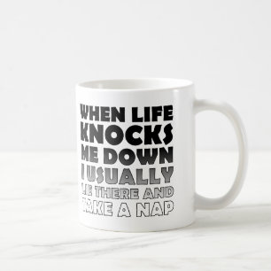Frappé Prendre Une Mug Drôle Nap Ou Une Mug De Voy