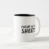 Freak dans les draps Mug à café à deux tons (Devant droit)