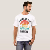 FREAK IN THE SHEETS SASQUATCH RETRO SUNSET T-SHIRT (Voorkant volledig)