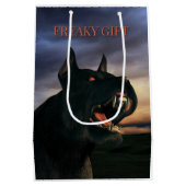 Freaky Gift. Big, black dog Medium Cadeauzakje (Achterkant)