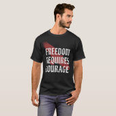 Freedom Requires Courage - Eagle Wing Gothic Typo T-shirt (Voorkant volledig)