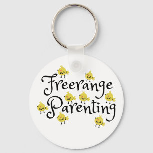 Freerange ouderschap met gele kuikens overal sleutelhanger