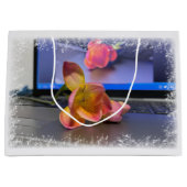 Freesia flower op het toetsenbord groot cadeauzakje (Voorkant)