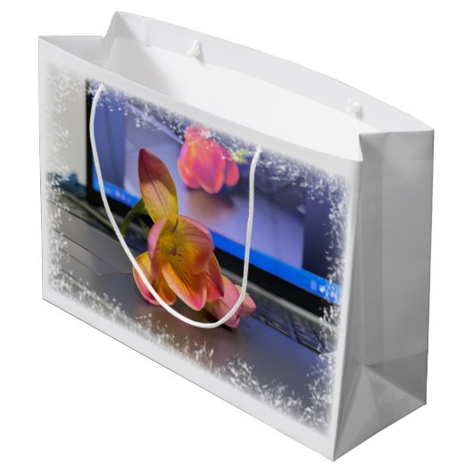 Freesia flower op het toetsenbord groot cadeauzakje (Achterkant Gekanteld)