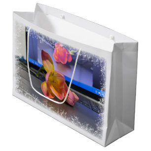Freesia flower op het toetsenbord groot cadeauzakje