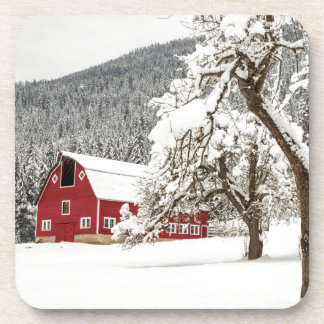 Fresh snow on red barn drankjes onderzetter