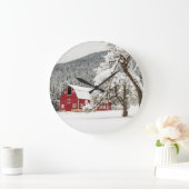 Fresh snow on red barn grote klok (Huis)