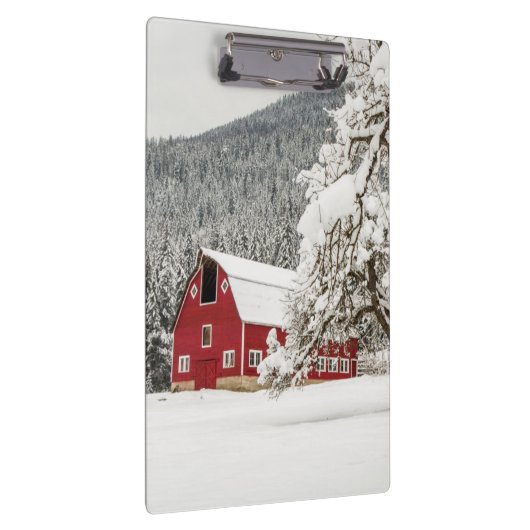 Fresh snow on red barn klembord (Rechts)