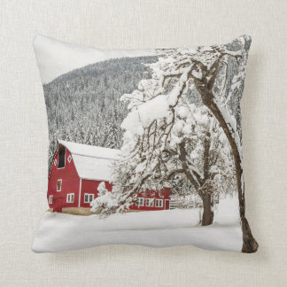Fresh snow on red barn kussen