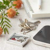 Fresh snow on red barn sleutelhanger (Zijkant)