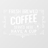 Freshly Brewed Coffee hier bediend Raamsticker (Vel)
