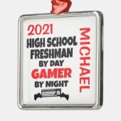 Freshman uit de middelbare school speelt videospel metalen ornament (Links)