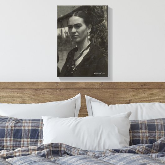 Frida Kahlo in Black Canvas Afdruk (Insitu (Slaapkamer))