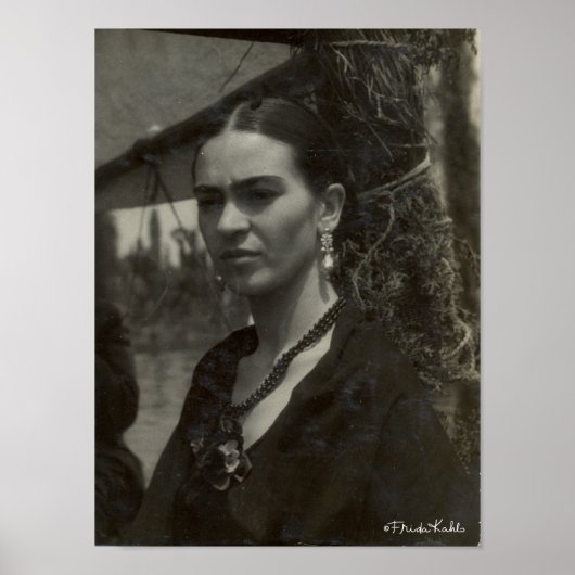 Frida Kahlo in Black Poster (Voorkant)
