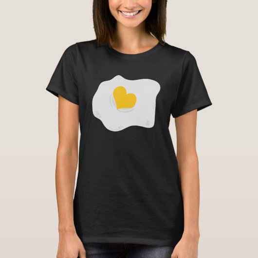Fried Egg Heart Egg Pun Vegan Breakfast T-shirt (Voorkant)