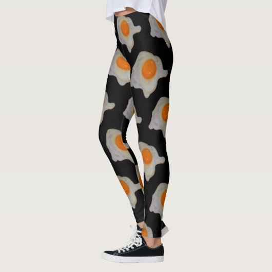 Fried Egg Pattern op Black Leggings (Links)