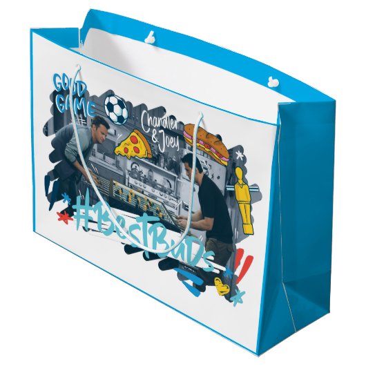 FRIENDS™ | Chandler & Joey - Beste knoppen Groot Cadeauzakje (Achterkant Gekanteld)