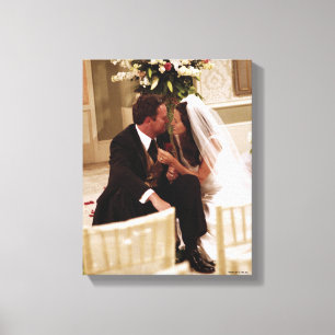 FRIENDS™ Chandler & Monica Getrouwd Canvas Afdruk