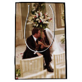 FRIENDS™ | Chandler & Monica Married Medium Cadeauzakje (Voorkant)