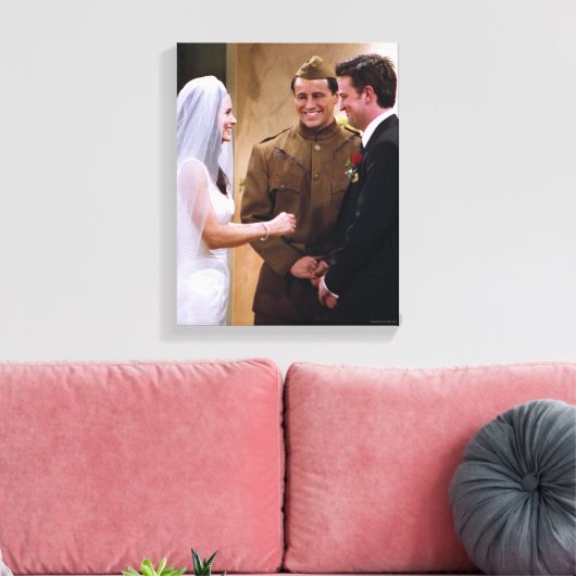 FRIENDS™ | Joey Marries Monica & Chandler Canvas Afdruk (Insitu (Woonkamer))