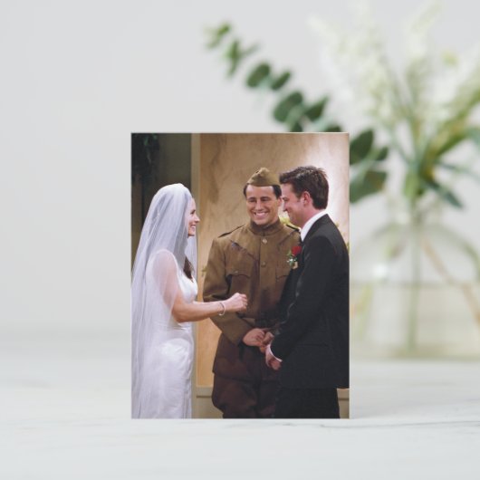 FRIENDS™ | Joey Marries Monica & Chandler Uitnodiging Briefkaart (Staand voorkant)