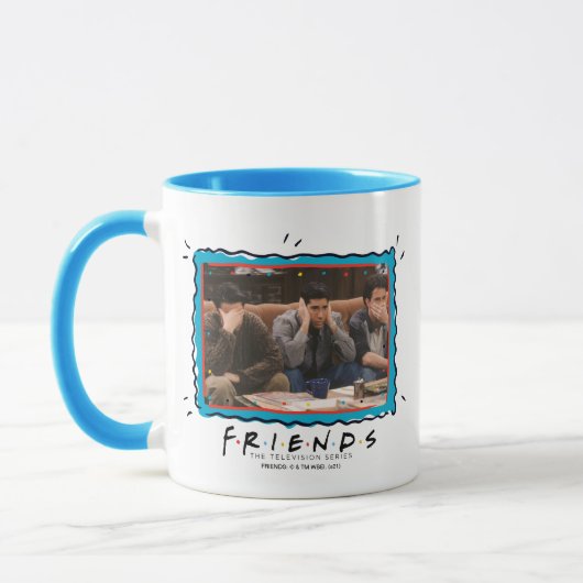 FRIENDS™ | Joey, Ross en Chandler op de Couch Mok (Links)
