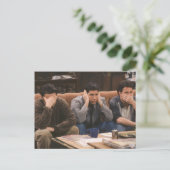FRIENDS™ | Joey, Ross en Chandler op de Couch Uitnodiging Briefkaart (Staand voorkant)