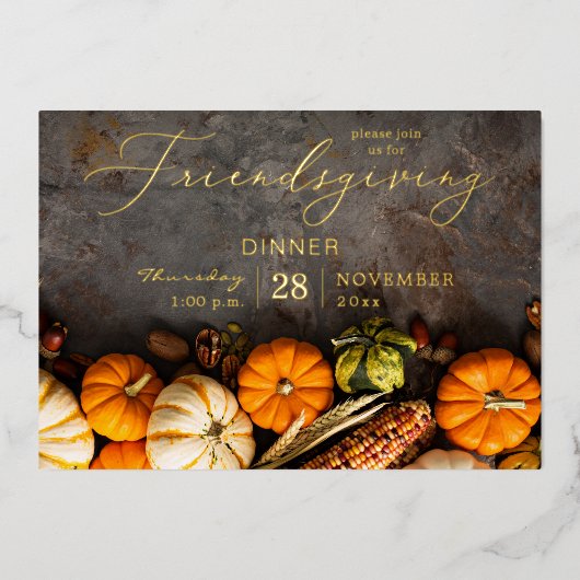 Friendsgiving Dinner Pumpkins Folie Uitnodiging (Voorkant)