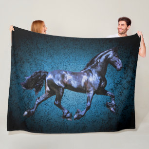 Friese paard, zwarte hengst draven, blauw fleece deken