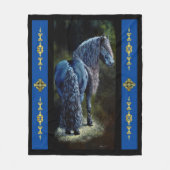 Friesiaanse hengst in spotlight, schilderij fleece deken (Voorkant)