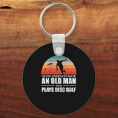 Frisbee onderschat nooit een oud Man schijf Golf Sleutelhanger (Voorkant)