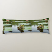 Frog on Lily Pad Serene Pond Body Pillow Design Lichaamskussen (Achterkant)