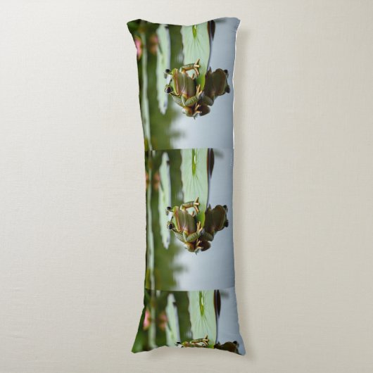 Frog on Lily Pad Serene Pond Body Pillow Design Lichaamskussen (Voorkant Verticaal)