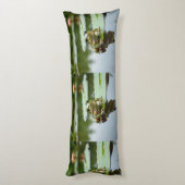 Frog on Lily Pad Serene Pond Body Pillow Design Lichaamskussen (Achterkant (Verticaal))