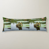 Frog on Lily Pad Serene Pond Body Pillow Design Lichaamskussen (Voorkant)