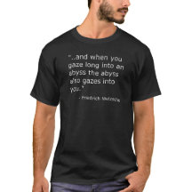 Frôlez dans le T-shirt d'abîme