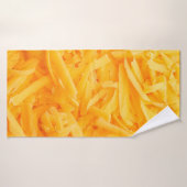fromage cheddar râpé vue du haut (Serviette de bain)