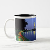 Front du Seine and Eiffel Tower, Parijs, Frankrijk Tweekleurige Koffiemok (Links)