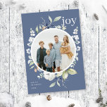 Frosté hiver Folithe Wreath Frame Photo de vacance<br><div class="desc">Cet élégant et classique carte photo de vacances dispose d'une belle aquarelle circulaire de feuilles, baies et autres verdure sur un arrière - plan bleu fumée foncé. L'accueil sur le devant dit "Joy" dans une police serif classique. Le dos de la carte a un simple arrière - plan à rayures...</div>