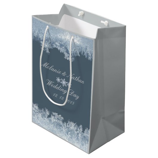 Frosted Blauw Winter Bruiloft Custom Medium Cadeauzakje (Voorkant Gekanteld)