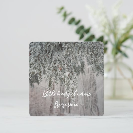 Frosted takken en een met sneeuw bedekt bos feestdagenkaart (Staand voorkant)