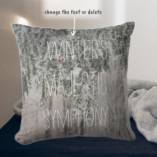 Frosted takken en een met sneeuw bedekt bos kussen