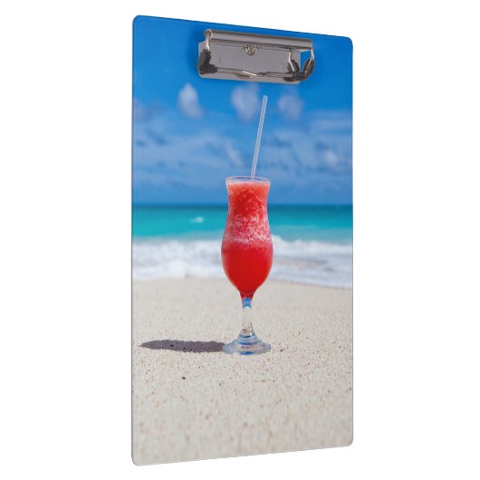 Frosty Strawberry-Drink op het strand Klembord (Rechts)