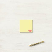 Fruit de pastèque tropicale sur des Post-it jaunes (Sur un bureau)