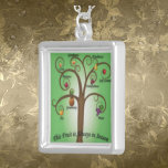 Fruit du collier Spirit Sterling Argent<br><div class="desc">Célébrez la foi et la beauté intérieure avec ce magnifique Fruit d'argent du collier pendentif Spirit. Un don chrétien significatif qui reflète l'amour, la joie, la paix, la patience, la gentillesse, la bonté, la fidélité, la douceur et la maîtrise de soi. Élégant et inspirant, parfait pour les anniversaires, les confirmations...</div>