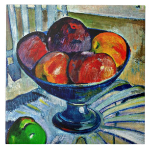 Fruit schaal op een tuinstoel tegeltje