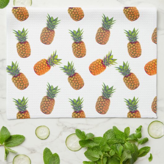 Fruits d'ananas sur serviette de cuisine blanche (Plié)