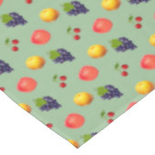 Fruits frais assaisonnés sur nappes vert laurier (Angle)