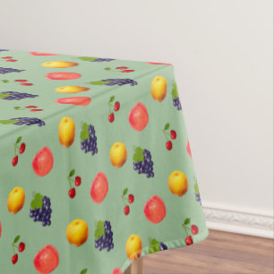 Fruits frais assortis sur une nappe verte laurier